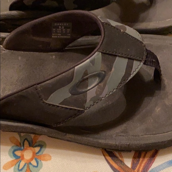 Oakley camo flip flops size 9 - Picture 4 of 5